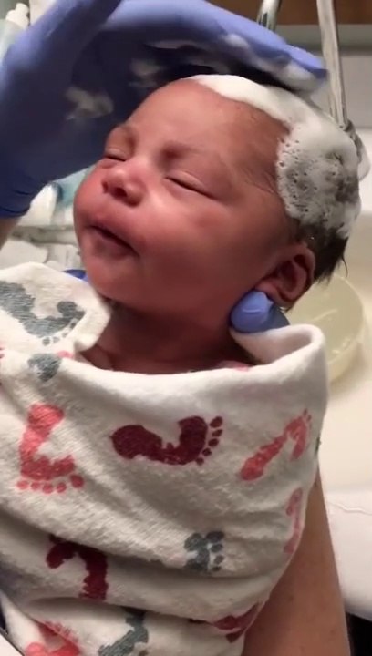 Ce bébé apprécie et prend plaisir à son premier  lavage de cheveux, et c’est tout mignon.