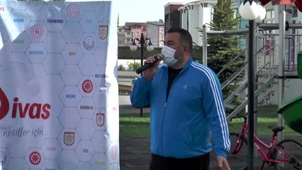 "Evde kal" çağrısına uyan vatandaşlar balkonlarında spor yaptı - SİVAS