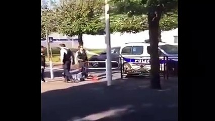 Une racaille percute une voiture de police lors d’un rodéo et joue à la victime