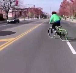 Un cycliste s'amuse à éviter les voitures au dernier moment