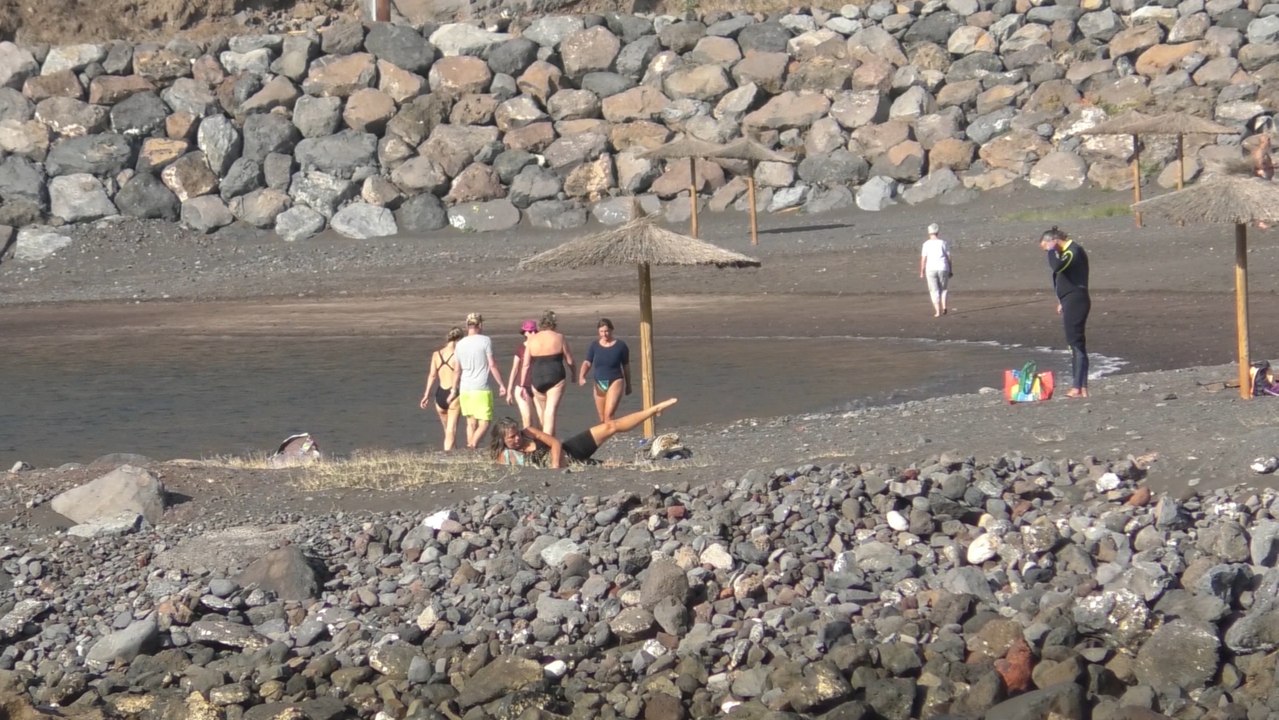 Vecinos de La Gomera disfrutan de las playas en la fase 2 de la desescalada