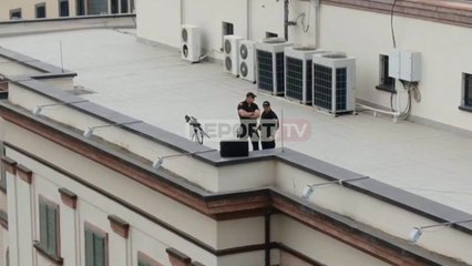 Protesta e artistëve kundër shembjes së Teatrit/ Report Tv sjell pamje me dron ora 18 30