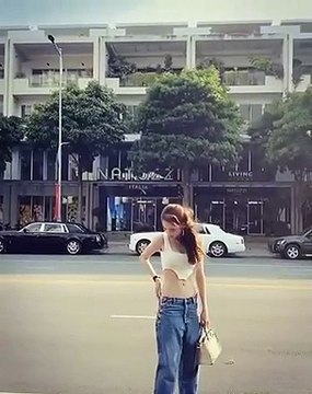 Ngọc Trinh diện outfit 7 tỷ xuống phố