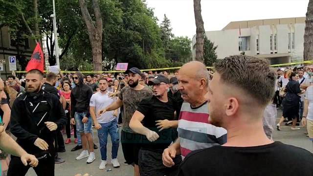 Sharje e kapsolla/ Bashës i kërkojnë të largohet nga protesta, plas grushti - Lajme - Vizion Plus