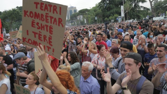 LIVE/ Aleanca për mbrojtjen e teatrit dhe opozita në protestë