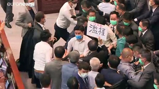 Бурное заседание в гонконгском парламенте