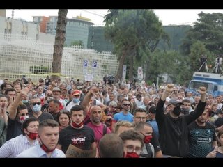 Report TV -Ovacione dhe shishe kundër Bashës nga aktivistët e mbrojtjes së Teatrit