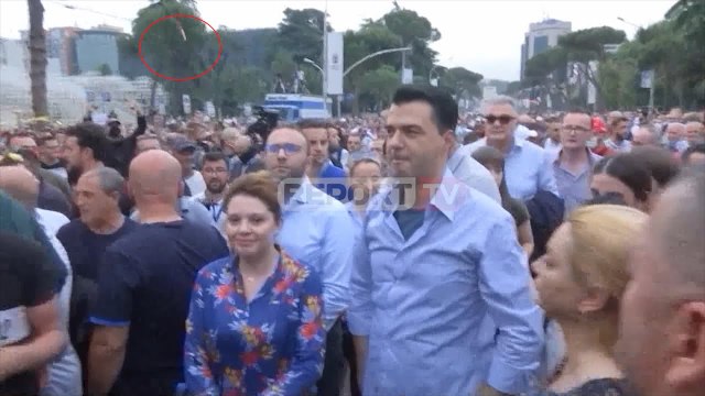 Report TV -Mbi 2 orë tubim! Thirrje kundër Bashës, artistët përjashtuan opozitën nga podiumi!