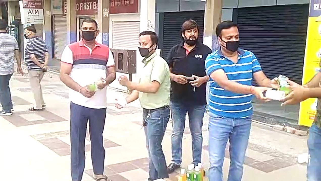 पत्रकार बन्दुओ को रोटरी क्लब ग्रीन ग्रेटर नोएडा ने सेनेटाइजर व मास्क प्रदान किये