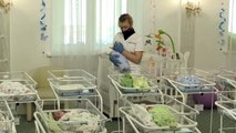 اطفال مولودون من امهات بديلات ينتظرون في كييف مجيء ذويهم العالقين بسبب كوفيد-19
