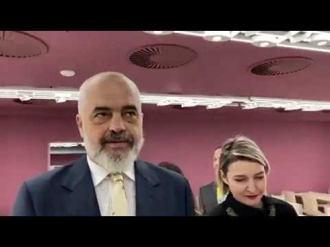 Top News/ Pak metra larg protestës Rama shkon tek teatri i Operas dhe Baletit