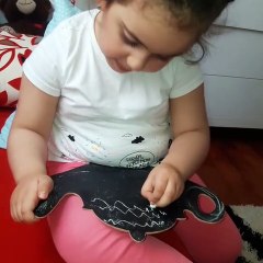 Elinde kara tahtası, Atatürk'e mektup yazdı