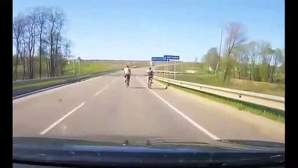 Ciclista "espaçoso" recebe dose de karma instantâneo