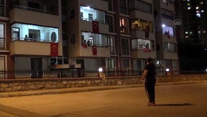 Bayram coşkusunu "balkonlara" sığdırdılar