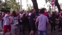 Protesta për shembjen e Teatrit Kombëtar, ja pamjet kur një protestues godet policinë