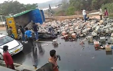 Video | K'taka: Locals flee with beer bottles after truck turns turtle