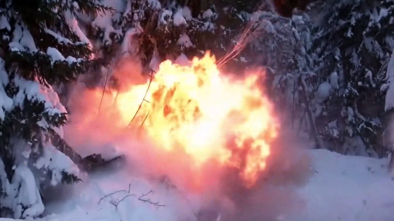 James Bond THE WORLD IS NOT ENOUGH Movie (1999) - Clip with Pierce Brosnan and Sophie Marceau - Ski chase