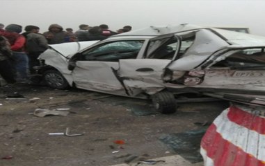 Descargar video: Uttar Pradesh: Multiple injuries caused in collision between ten cars due to dense fog on Lucknow-Agra expressway