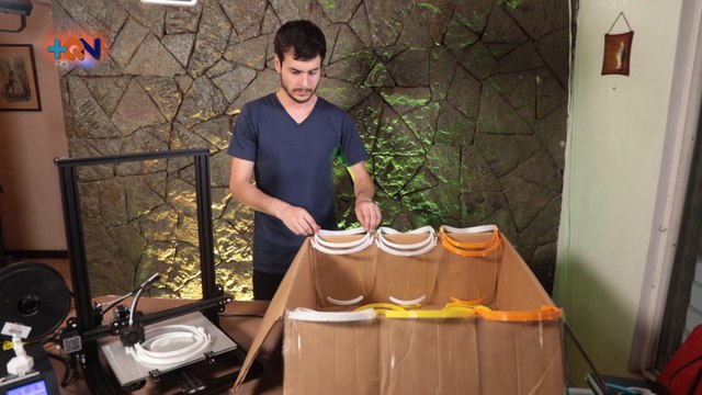 mqn-Joven imprime protectores en 3d y los dona a médicos y enfermeros-180520