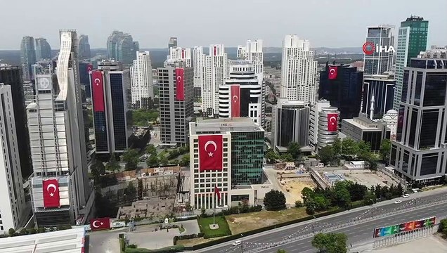 İstanbul'da gökdelenler 19 Mayıs için Türk Bayrakları ile süslendi