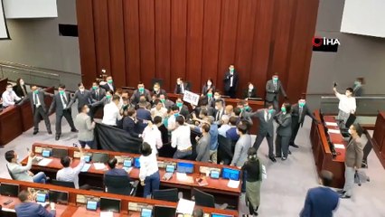 - Hong Kong parlamentosunda kavga