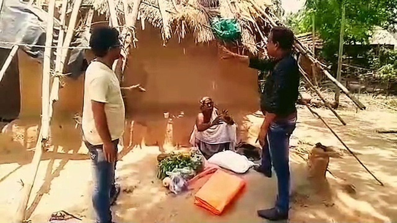 আবেদনে সাড়া,সেফালী দেবীর বিধবা ভাতার ফর্ম ফিলাপে এগিয়ে এল পুলিশ, লড়াইয়ে শরিক তৃণমূলের ছাত্র ও শ্রমিক সংগঠনও।