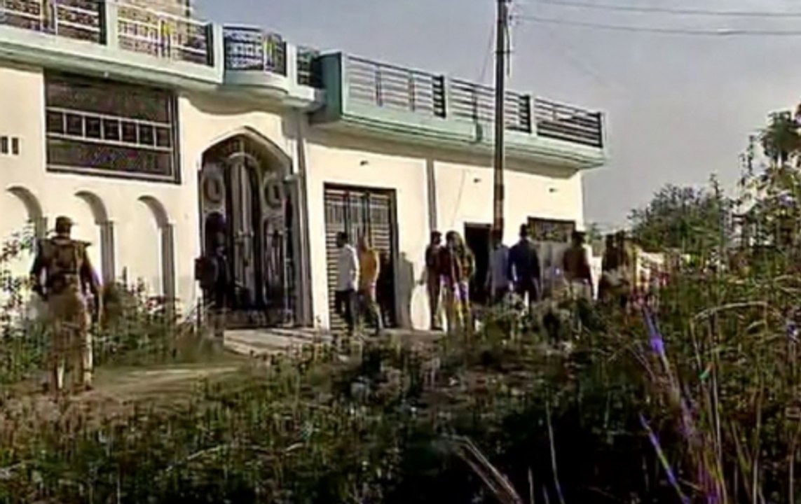 Suspected terrorist fires shots at cops, holed up by ATS in Thakurganj