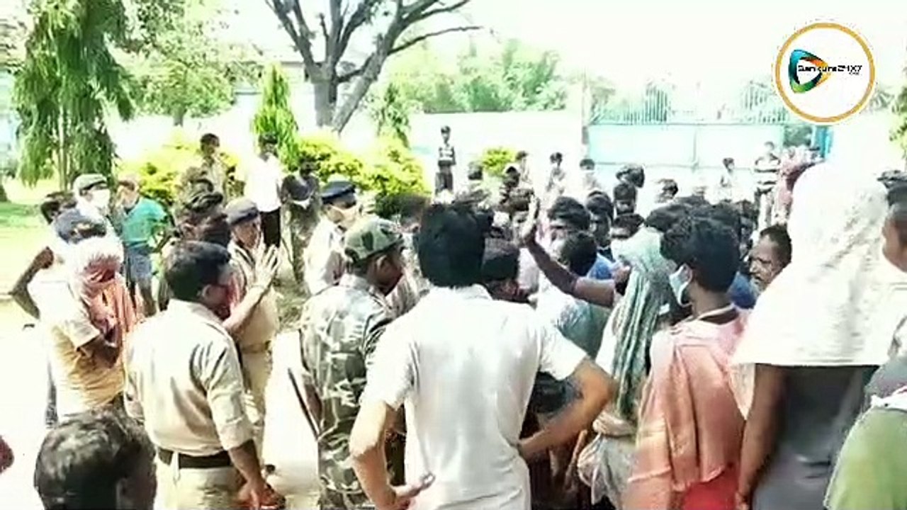গ্রামবাসীদের তৈরী পাতার কোয়ারেন্টাইন সেন্টার চালুতে অসম্মতি, পুলিশকে ঘিরে বিক্ষোভ ইন্দপুরে।