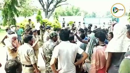 গ্রামবাসীদের তৈরী পাতার কোয়ারেন্টাইন সেন্টার চালুতে অসম্মতি, পুলিশকে ঘিরে বিক্ষোভ ইন্দপুরে।