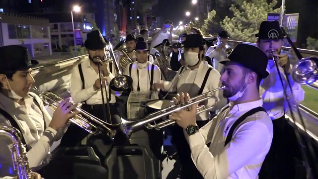 Niğde Belediyesi vatandaşları sahura bando eşliğinde kaldırdı
