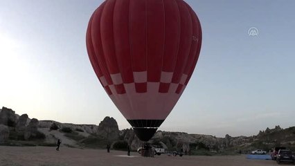 Yerli ve milli sıcak hava balonu Kapadokya'da Türk bayrağı ve Atatürk posteriyle uçtu