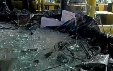 Video herunterladen: Madhya Pradesh Farmers' Protest: Toll plaza vandalised in Mandsaur