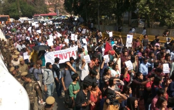 DU student Gurmehar Kaur complains of receiving 'rape threats', protest march held