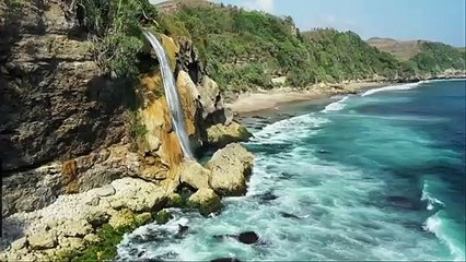 Keindahan Air Terjun Pinggir Pantai Umbul Waru