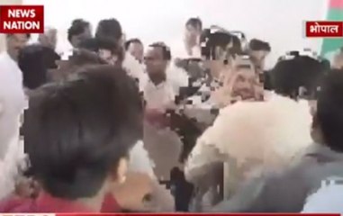 Zero Hour: Samajwadi Party members fight in Bhopal