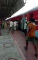 मजबूर मजदूर: झांसी के स्टेशन पर मची लूट, भूख मिटान के लिए तोड़े हर नियम, वीडियो वायरल