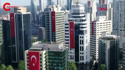 Gökdelenler kırmızı beyaza büründü