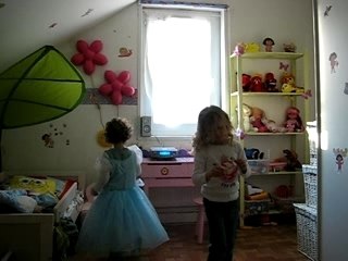 Lou et Lilou dans la chambre de Lou