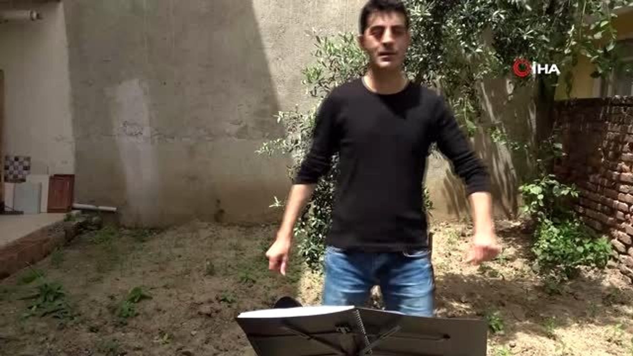 Çaycı korona virüse şarkı yazıp konser verdi