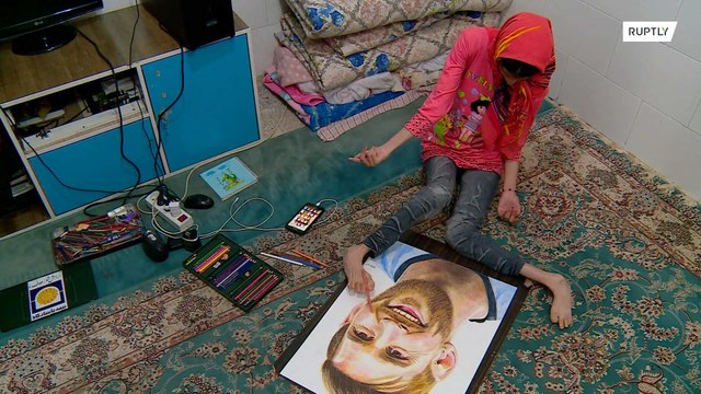 Artista iraniana cria obras de arte incríveis com os pés