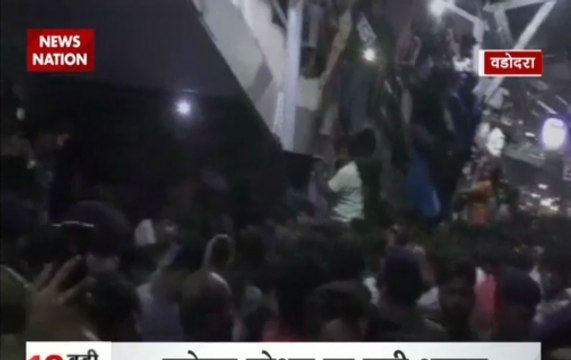 SRK 'Raees' promotions: One dead, two injured in attempt to catch a glimpse of superstar in Vadodara