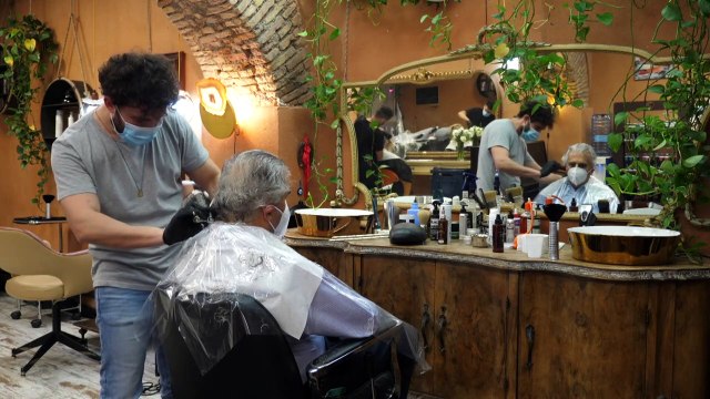 Les salons de coiffure rouvrent à Rome où le déconfinement s'accélère