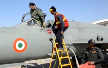 Air Force Chief BS Dhanoa flies MiG-21 fighter solo