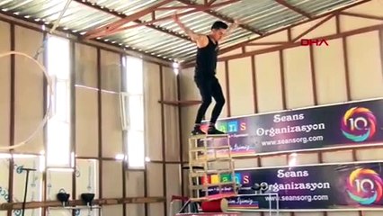 Ülkelerine dönemeyen 45 akrobat ve dansçı Antalya'da form tutuyor