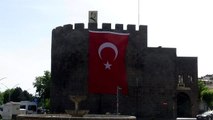 Terörün izlerinin silindiği Sur'da iş yerleri Türk bayrakları ile donatıldı