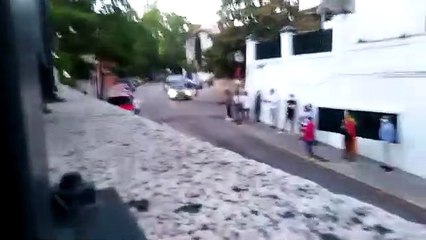 Ábalos recibe el 'jarabe democrático' del escrache en su propia vivienda