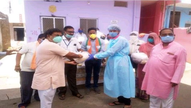 वाल्मिकी समाज द्वारा 55 परिवारों को वितरित की गई खाद्य सामग्री