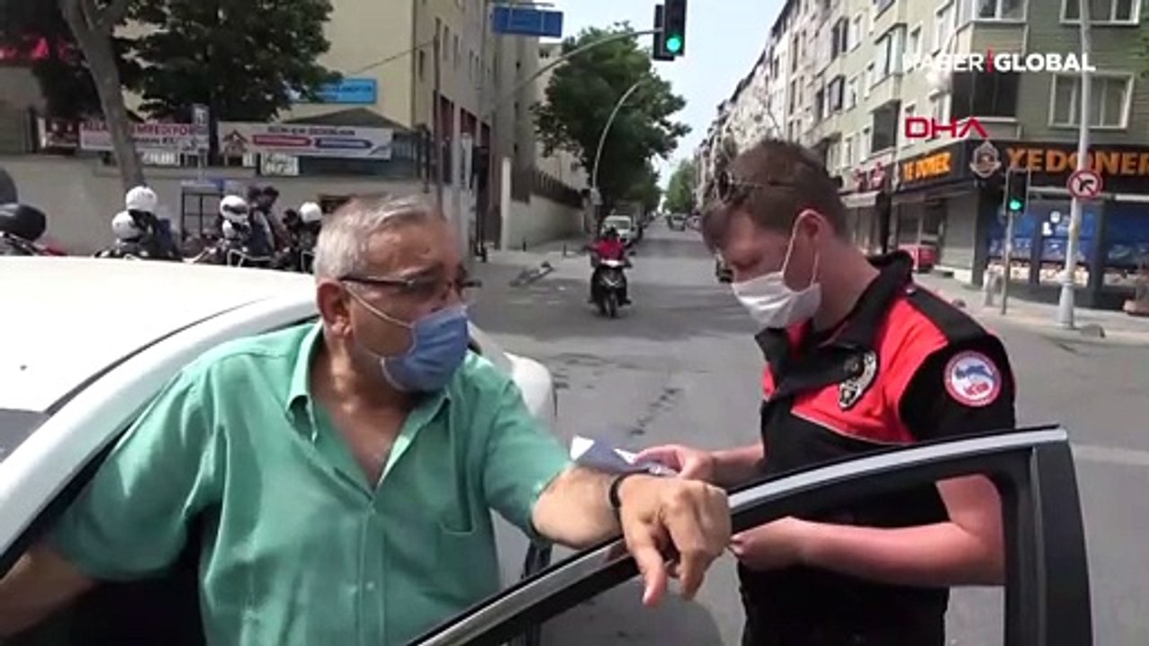 'Bu kadar da olmaz' dedirten görüntüler! Biri polisin üzerine yürüdü diğeri 'kankam istedi' dedi