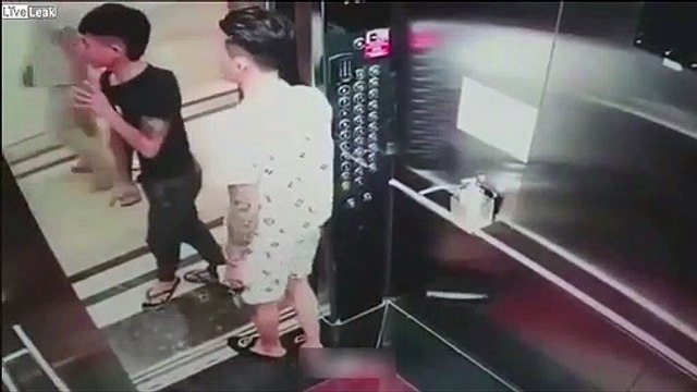 Ils pensaient avoir trouvés une stratégie efficace pour faire entre la plaque de verre dans l’ascenseur, mais c’était une très mauvaise idée