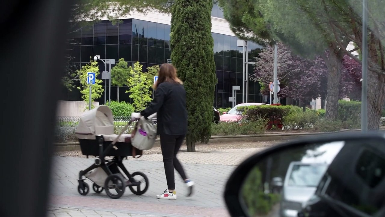 Tranquilo paseo de Toñi Moreno con su hija Lola por la calle